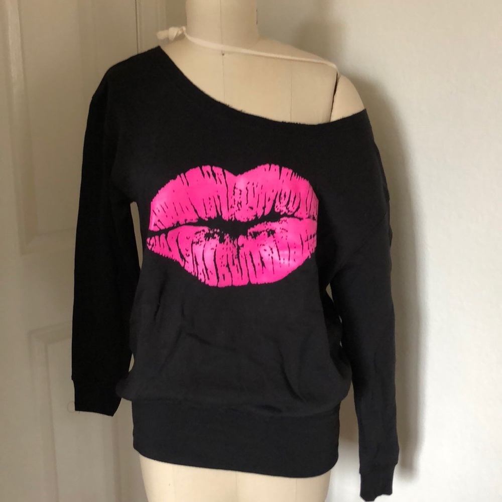 Brand new lip print sweatshirt, off-shoulder, blk